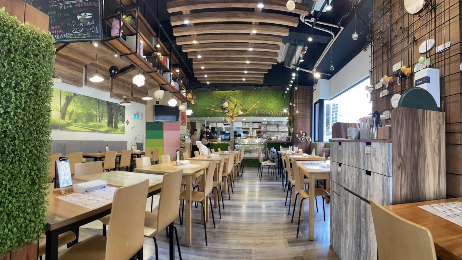 森林小徑-大墩店（供餐至20:00）｜親子寵物友善餐廳｜火鍋｜義式料理｜早午餐｜下午茶｜火山鬆餅｜