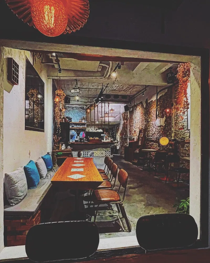 Damn Good Burger (D.G Burger)｜高雄牛肉漢堡專販深夜酒堂 | 美式宵夜漢堡/精釀啤酒調酒推薦/場地空間租借/深夜美食餐廳/高雄宵夜推薦/鹽埕宵夜美食/南高雄宵夜/鹽埕宵夜晚餐推薦/寵物友善餐廳/高雄宵夜酒吧推薦