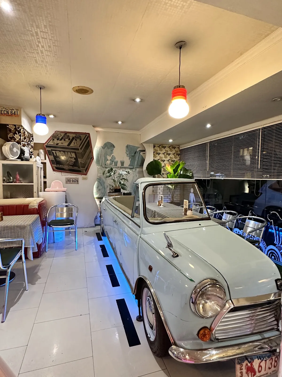 PS BUBU 金屋藏車食堂【台北寵物友善餐廳】士林天母推薦寵物餐廳|親子餐廳|狗狗咖啡廳|網紅餐廳|汽車主題餐廳|寵物鮮食料理